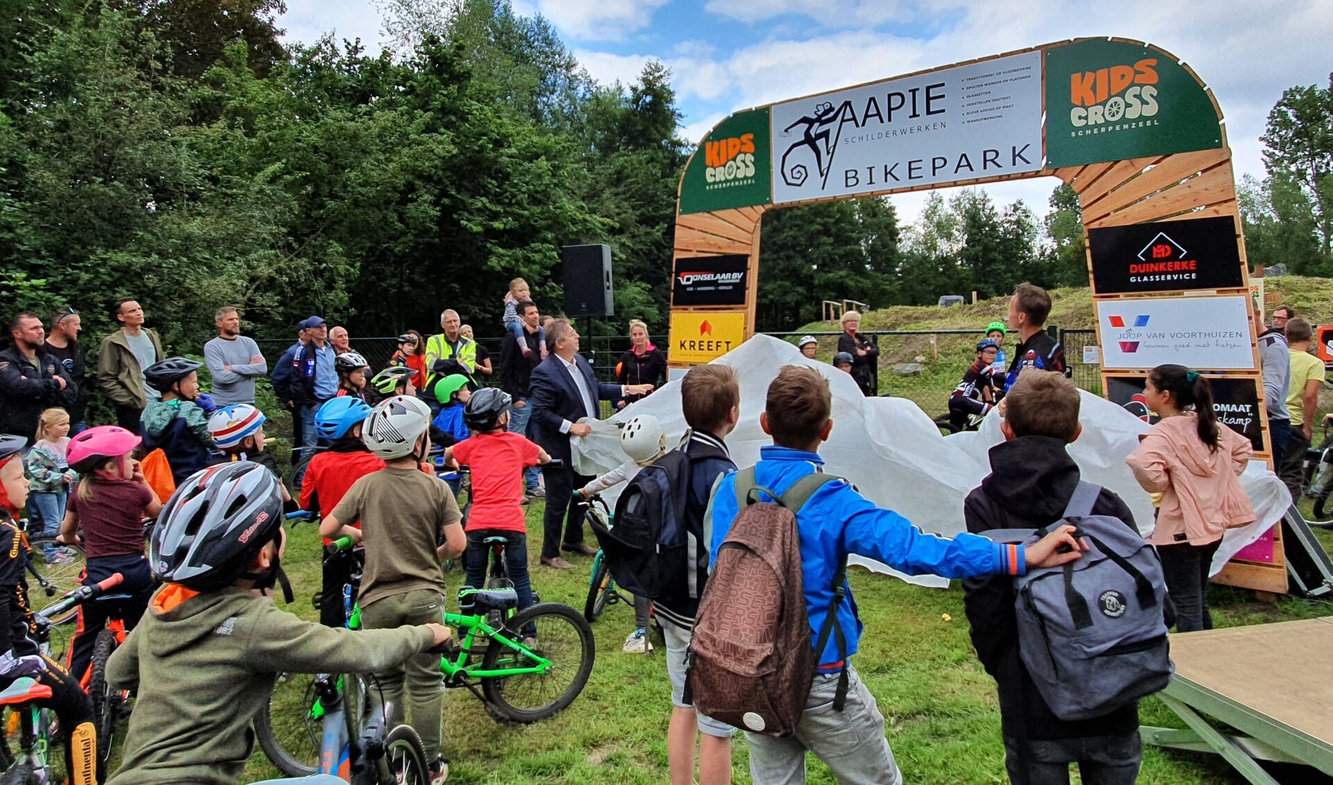 Op 10 juli viert het KidsCross bikepark zijn 1-jarig jubileum. Wethouder Gerard van Deelen opende het park vorig jaar onder grote belangstelling. 