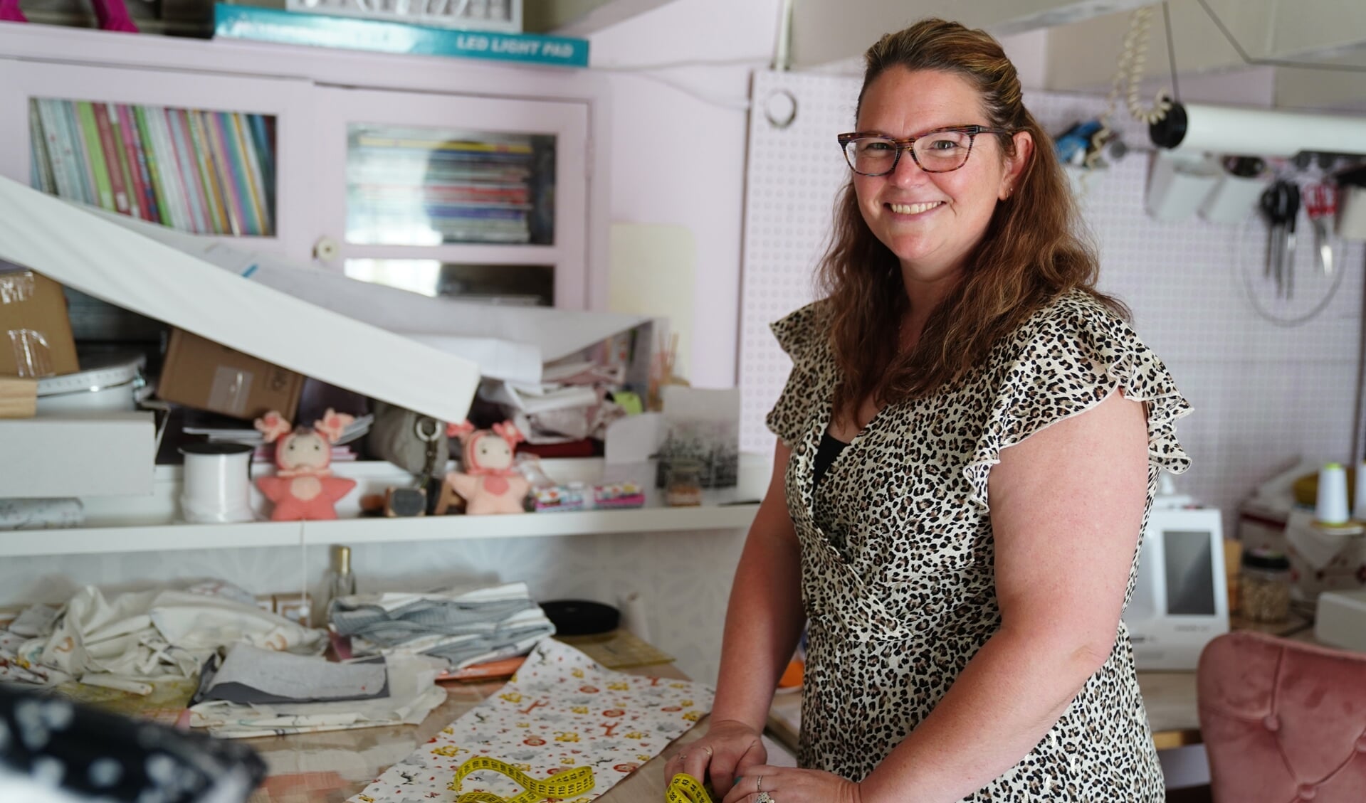 Patricia ontwerpt en maakt alle baby-artikelen zelf in haar werkkamer. 