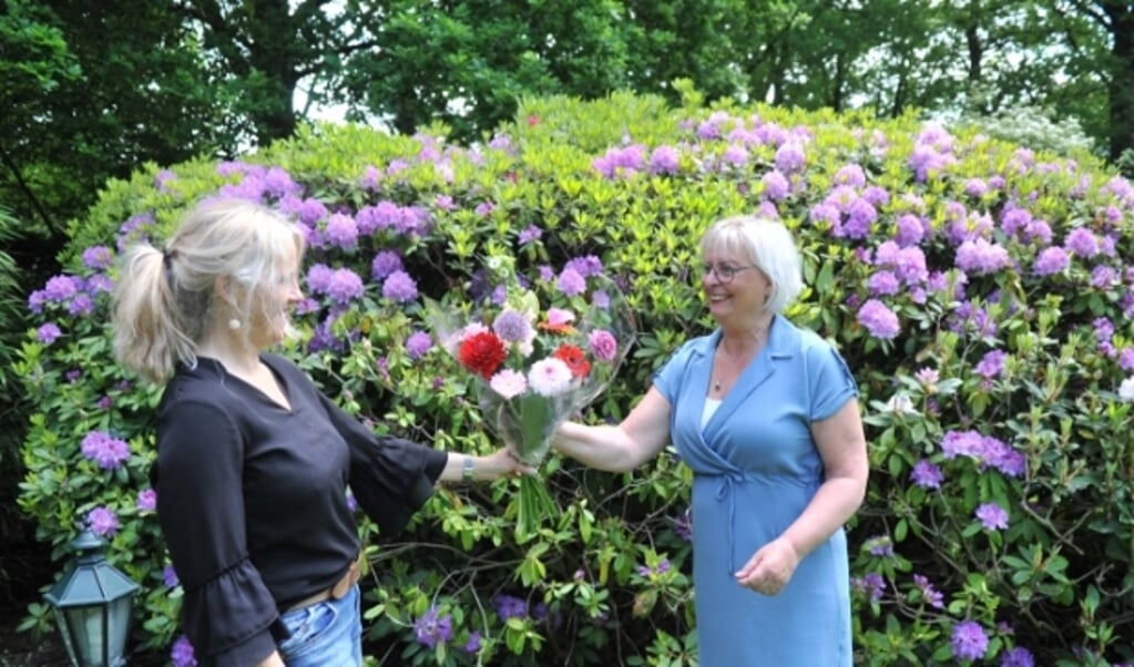 Jose Aaldering, voorzitter collecteteam Renkum/Heelsum, overhandigt collectant Heleen Mulder bloemen. Foto: gertbudding.nl 