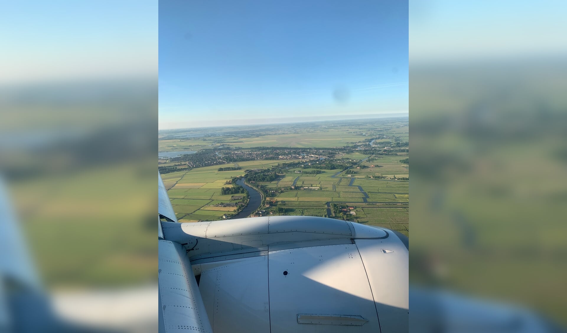 Ouderkerk vanuit KLM Cityhopper op vroege ochtend van de prachtige zomerdag 10 juni 2021