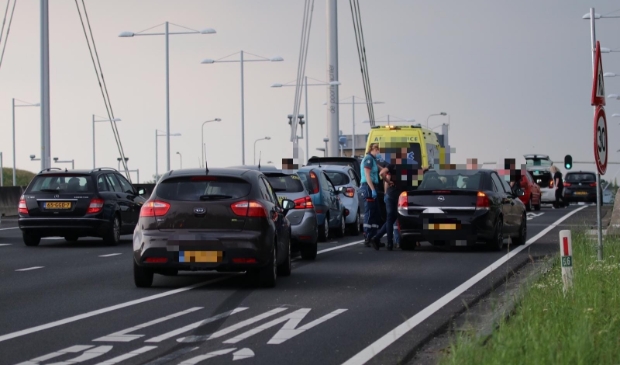 <p>Vier auto's kwamen met elkaar in aanraking op de Doctor Willem Dreeslaan.</p>