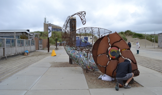 <p>De Catchfish werd tijdens de opening van het Art Pollution Festival ook geopend en gevuld met flessen (en hier ook weer gesloten).</p>