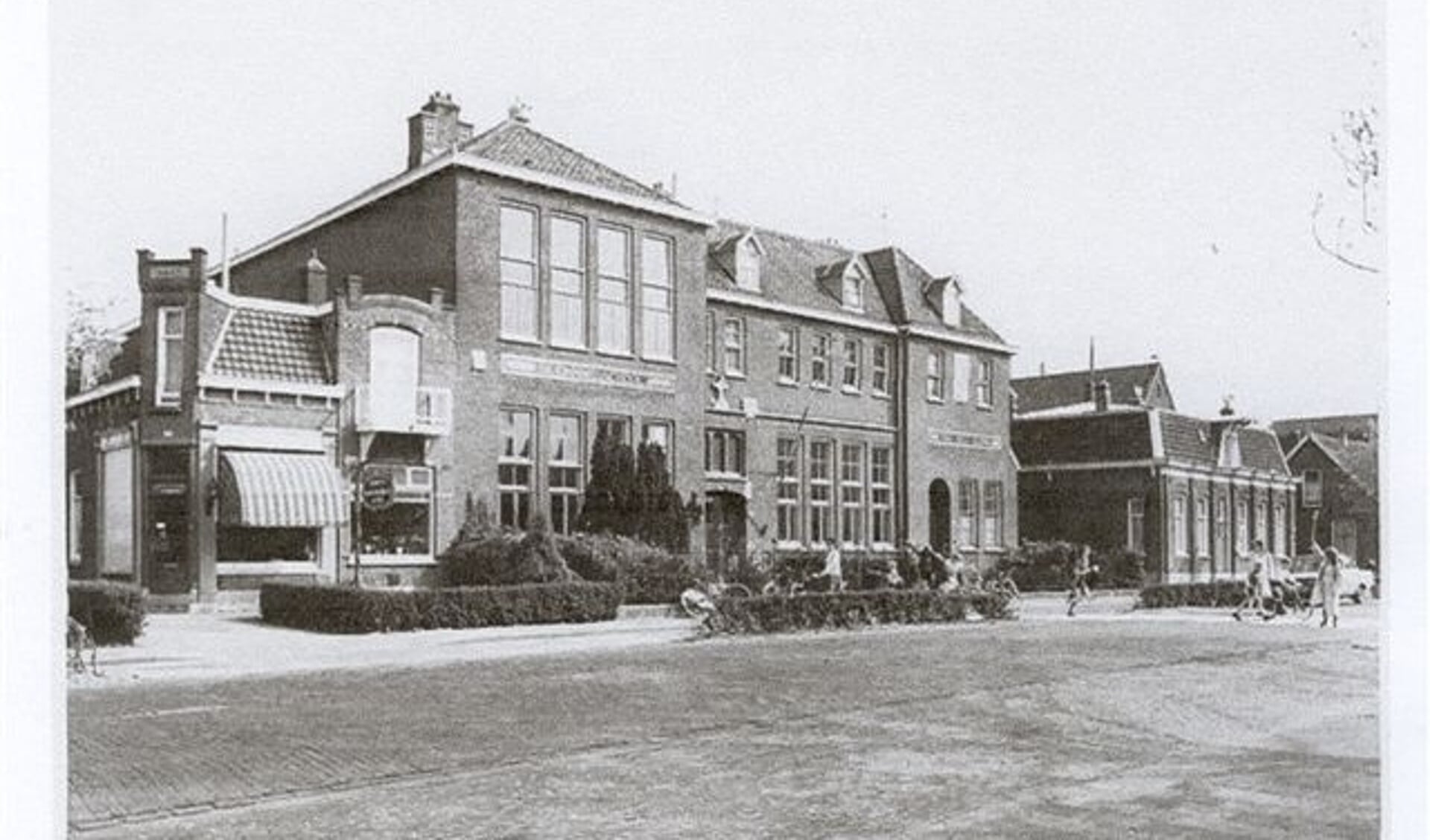 Bakkerij familie Wolffenbuttel genaamd De Duif, de R.K. Sint Joannesschool, het klooster Soli Deo Gloria.