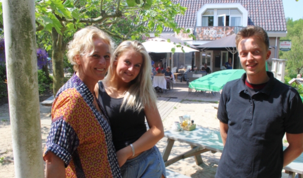 <p>Kaatje, samen met haar dochter en Mitchell, de man van de keuken.</p>