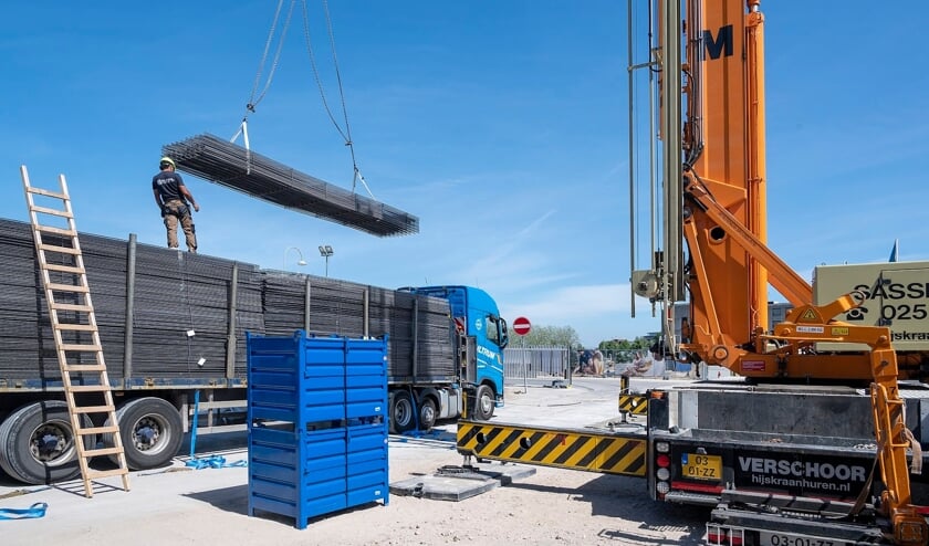 Het lossen van de vrachtwagens is een secure klus.