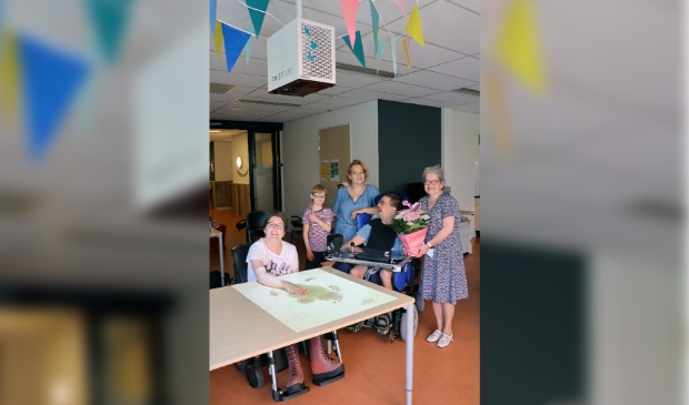 (op de foto van links naar rechts: Inge (cliënt), Gerco (cliënt), Thea (begeleider), Anton (cliënt) en Astrid (medewerker)
