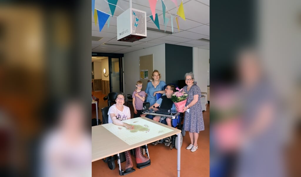 (op de foto van links naar rechts: Inge (cliënt), Gerco (cliënt), Thea (begeleider), Anton (cliënt) en Astrid (medewerker)