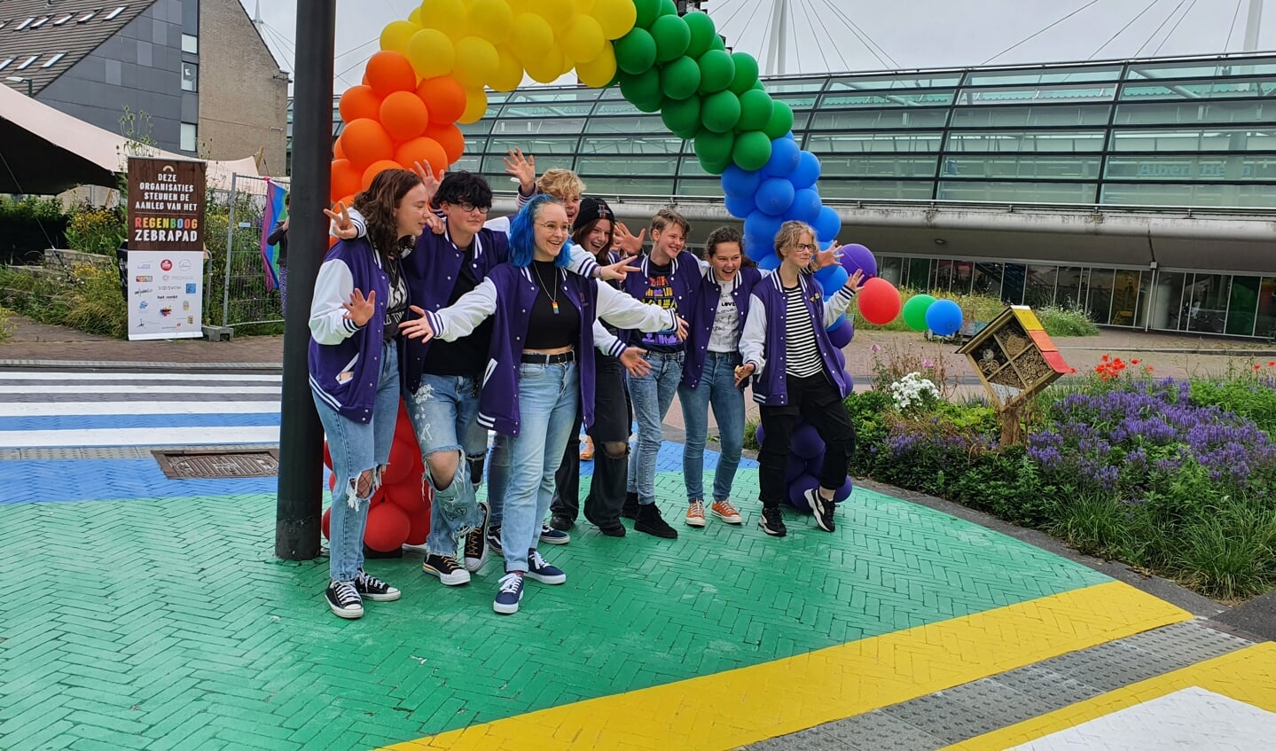 GSA leden vieren hun regenboogzebrapad