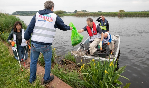 <p>Leden van de Rotary Baarn-Soest verzamelen zwerfafval in de Eem.</p>