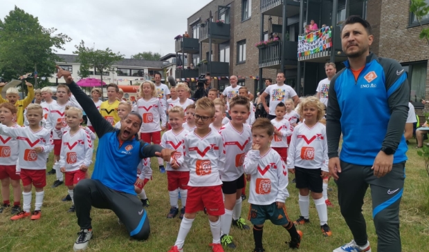 Bekende Nederlanders als Juvat Westendorp (links) en Danny Froger (rechts) doen mee met de warming up.