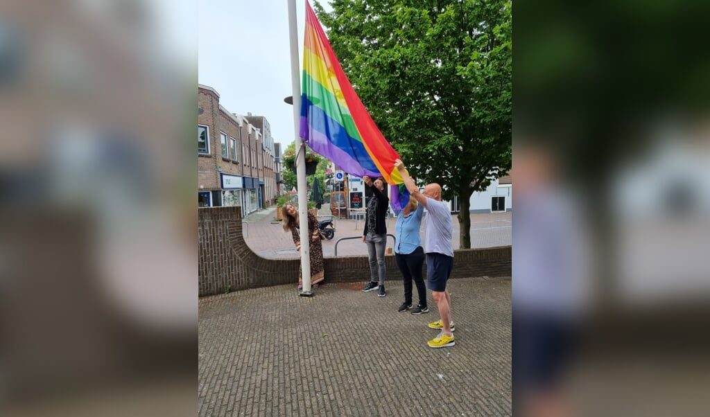 Het hijsen van de LGBTQ-vlag bij het gemeentehuis.