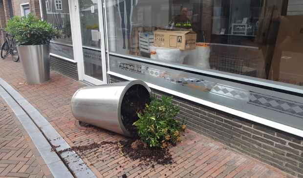 <p>Ook een bloembak bij een kapperszaak moest het ontgelden. </p>
