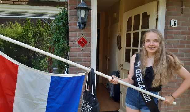 <p>Bezorgster Emma van der Weert is geslaagd voor haar vmbo diploma.</p>