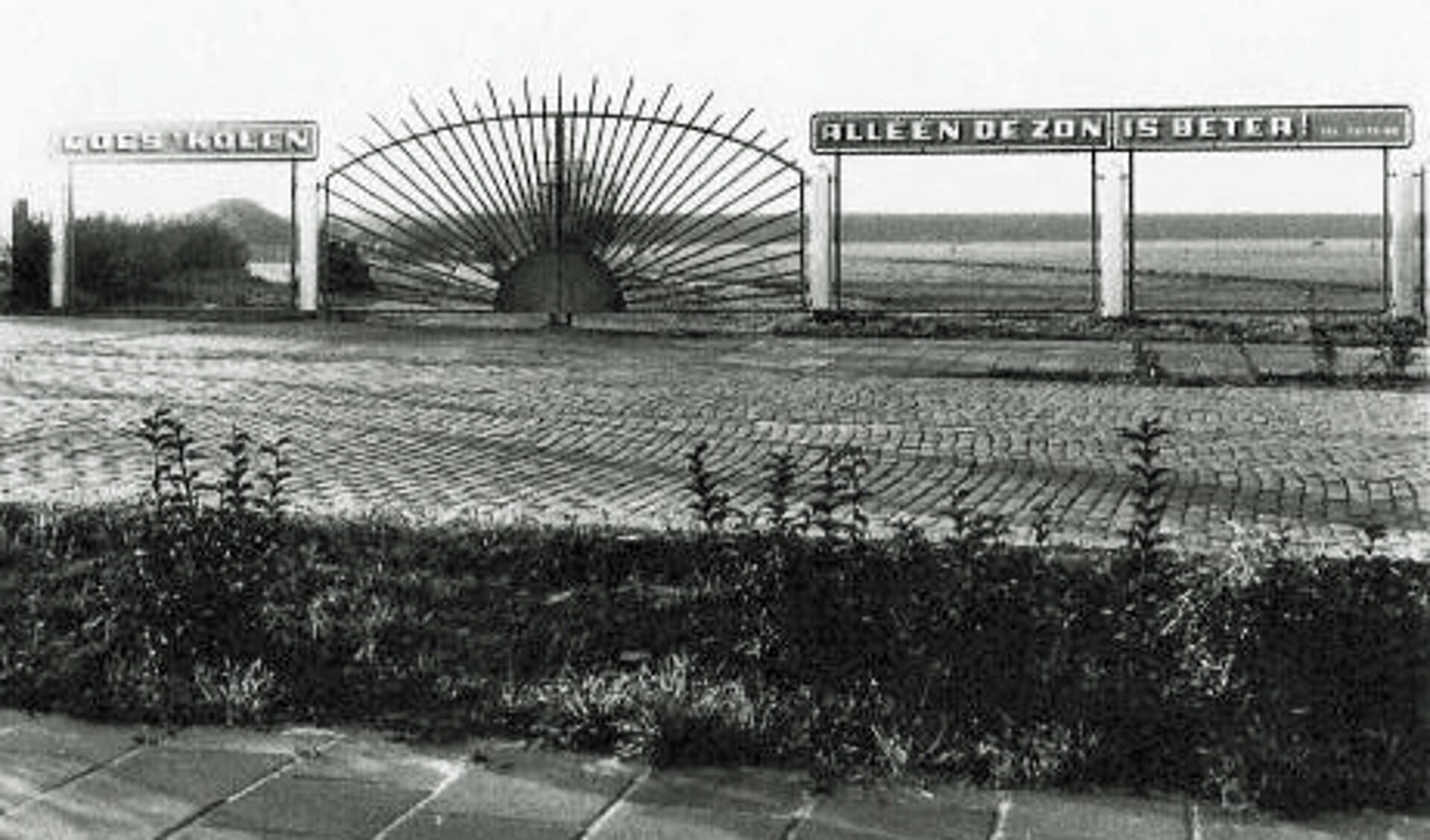 Het kolenopslagbedrijf werd vanaf de Rijksstraatweg afgesloten met een groot hek.