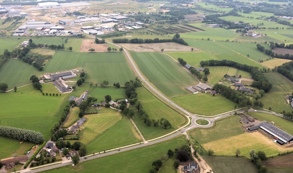 Luchtfoto van buitengebied in de gemeente Barneveld, hier de omgeving Wesselseweg/Hanzeweg-Zuid tussen Barneveld en Kootwijkerbroek.