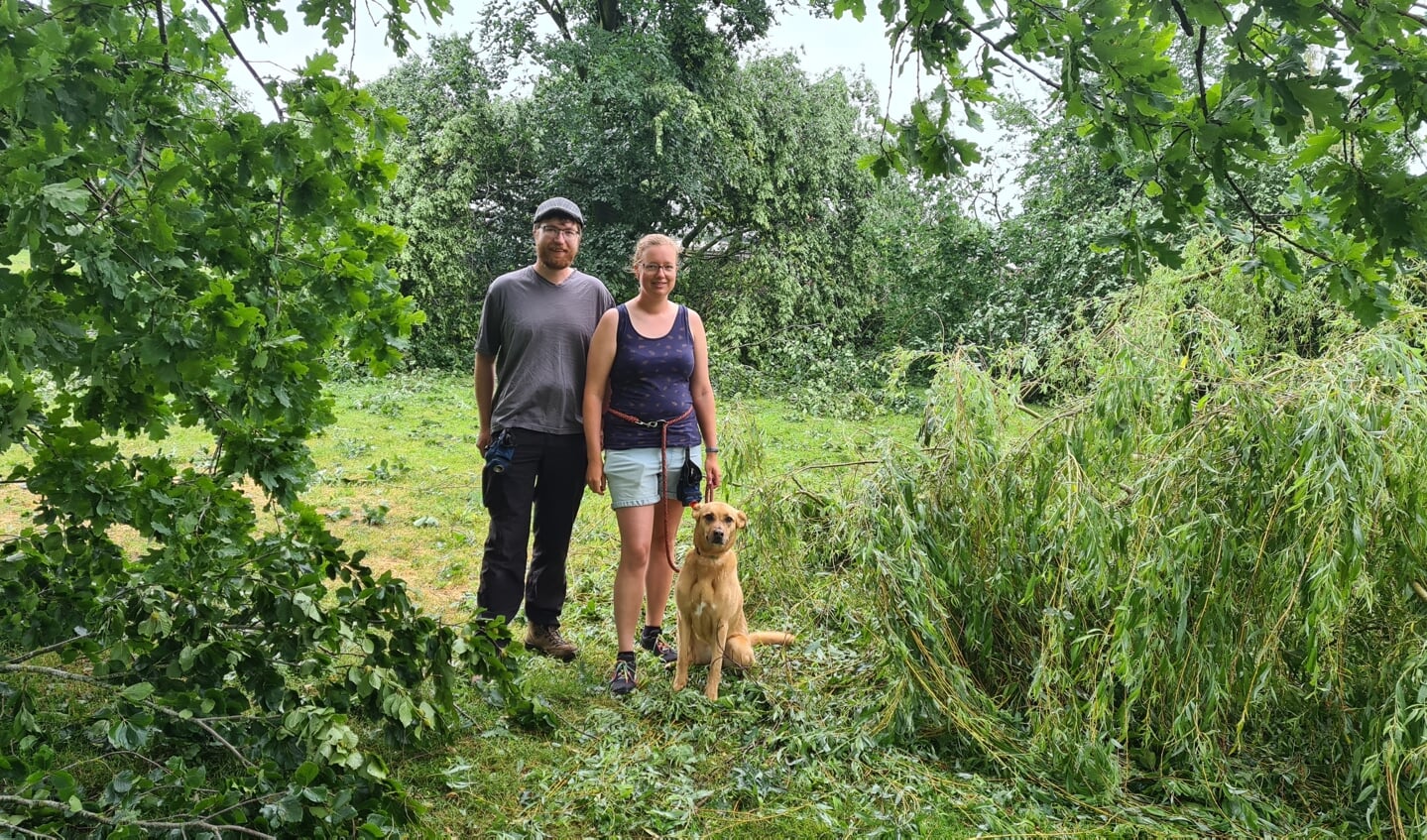 Marlous en Sebastiaan en hun hond Elza in het park bij De Binder waar veel bomen sneuvelden.