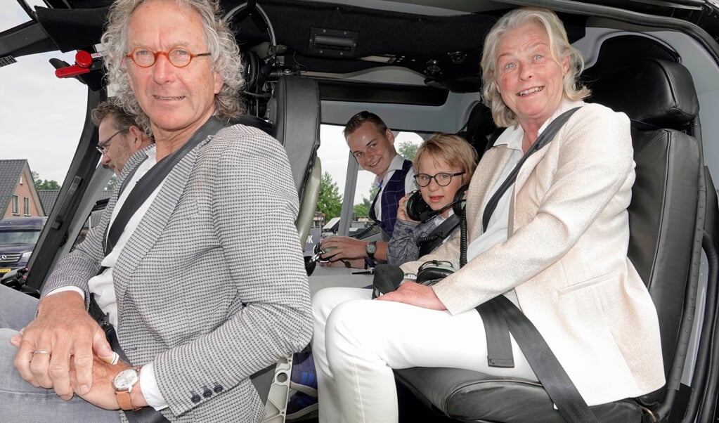 Teunis en Gerie Ruiter werden met een helikopter naar Barneveld gebracht op de dag dat hij een koninklijke onderscheiding kreeg.