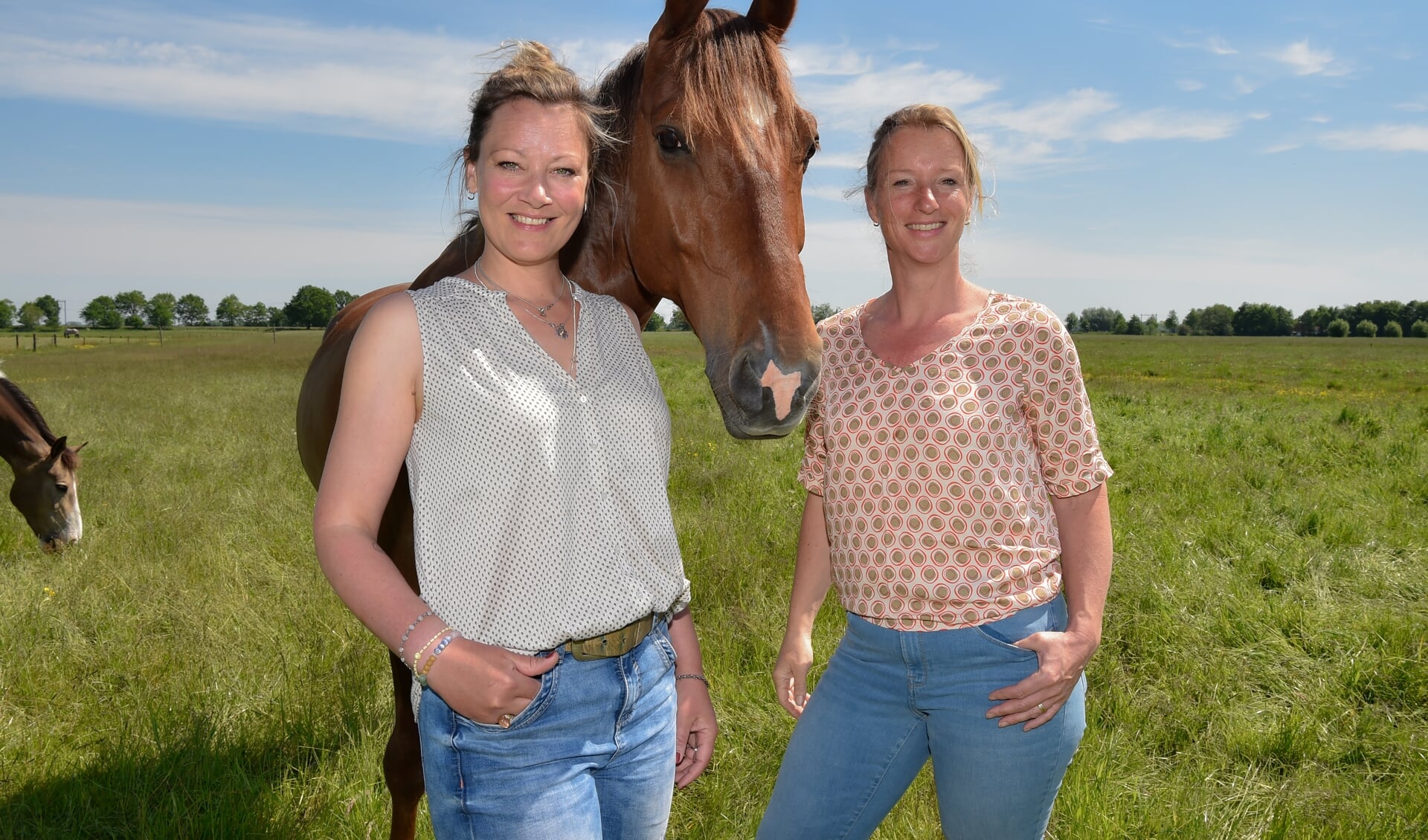 Marieke van den Hengel geeft haar coaching bij Stalhouderij De Middelwijck. Naamgenoot Marieke Hilhorst-Smeeing is de eigenaar van de stalhouderij.
