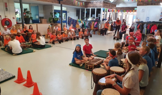 optreden met drum4fun in de hal van De Zevensprong