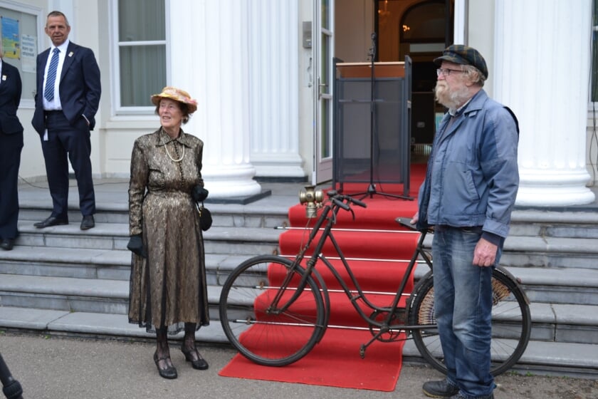 Mevrouw Mudde (links) met haar historische fiets uit 1925.