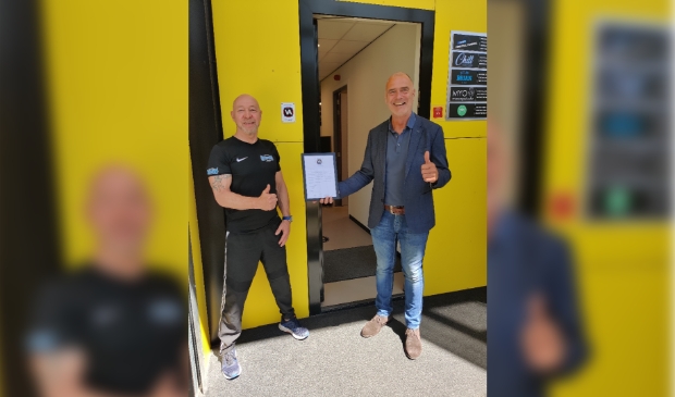 <p>Rob Stekelenburg van Kickboxing Houten en wethouder Kees van Dalen</p>