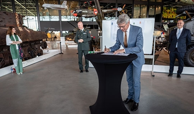 <p>Ondertekening van de intentieverklaring tussen Defensie, RVB, Leusden, Soest en Amersfoort.</p>
