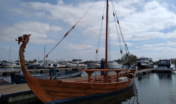 <p>Voor het Vikingschip is geen mooie plek in de stadshaven</p>