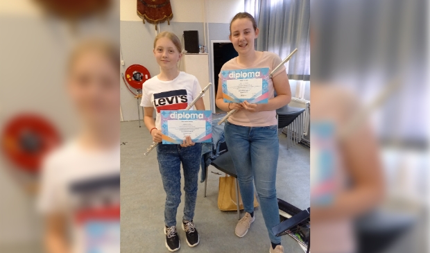 de geslaagden Mirte en Liesbeth