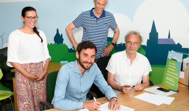 Van links naar rechts Lianne van Aagten (Sunvest), Thomas Dietz (Sunvest) Gerrit Taute (EWEC) en Henk Muis (EWEC) bevestigen hun tweede gezamenlijke zonproject in de EnergieWinkel van Wijk bij Duurstede