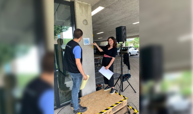 Wethouder Koser Kaya onthuld samen met een student van MBO Amersfoort het 100% Kringloopkeurmerk bij Acht+ Meerwarenhuis