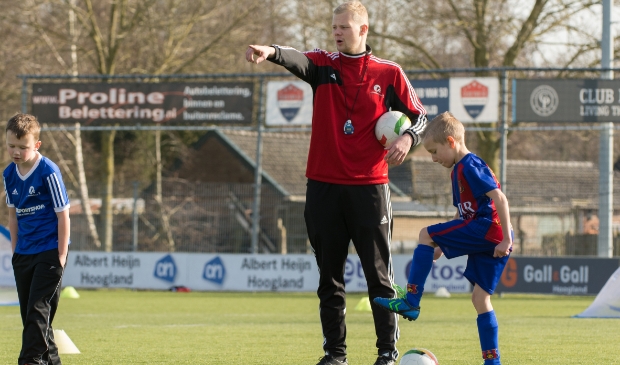 Voetballen in de vakantie bij De Voetbalschool en vv Hoogland Voetbalschool.