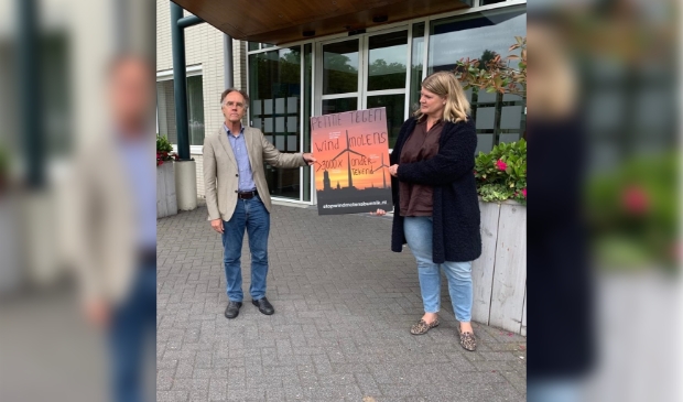 petitie tegen windmolens in bunnik wordt aangeboden door katrien varenhorst namens actiegroep stop windmolens bunnik aan wethouder heijmerink