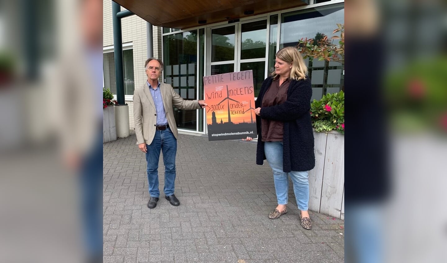 petitie tegen windmolens in bunnik wordt aangeboden door katrien varenhorst namens actiegroep stop windmolens bunnik aan wethouder heijmerink