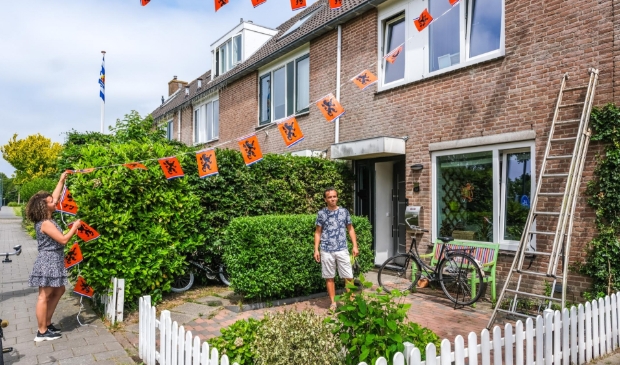 <p>Bewoners in de wijk Pax aan de gang met slingers. </p>