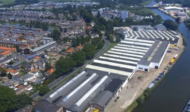 <p>De loodsen aan de Lingeoever maken straks plaats voor appartementencomplexen</p>