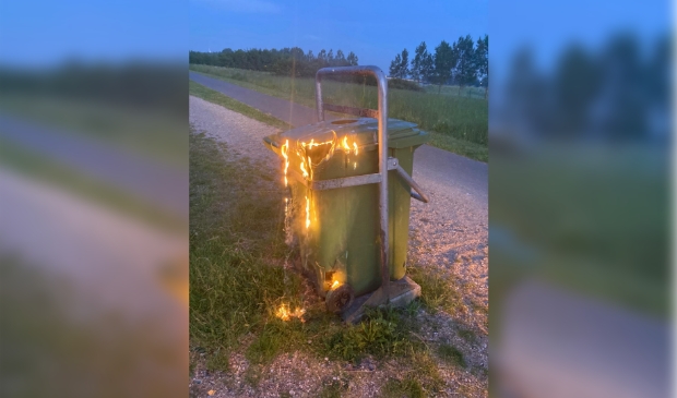 <p>Een van de vele afvalbakken die in het Haarlemmermeerse Bos in de brand is gestoken. </p>