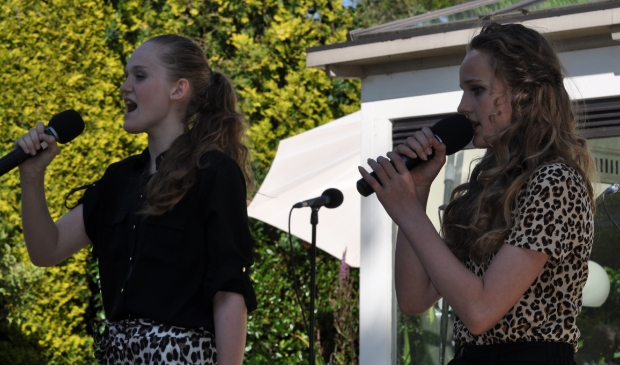 Marisa en Fenna zingen op het Tuinconcert 2019