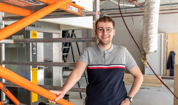 <p>Ronald van Kolthoorn in het pand dat volledig verbouwd wordt.</p>