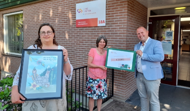 <p>Overhandiging van de opbrengst van de Peru-actie. Van links naar rechts: Jolanda Beijer en Cora Lindeboom namens CNS Putten en Danny Schurink (GZB).</p>