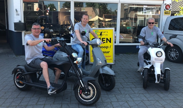 <p>Ben Balk, Jaco Knoop en Peter van Ek (van links naar rechts) zijn reuze enthousiast over de verschillende modellen e-scooters.</p>