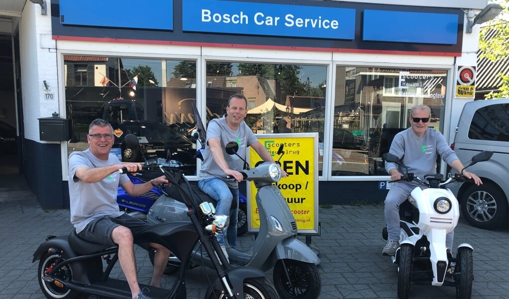 Ben Balk, Jaco Knoop en Peter van Ek (van links naar rechts) zijn reuze enthousiast over de verschillende modellen e-scooters.
