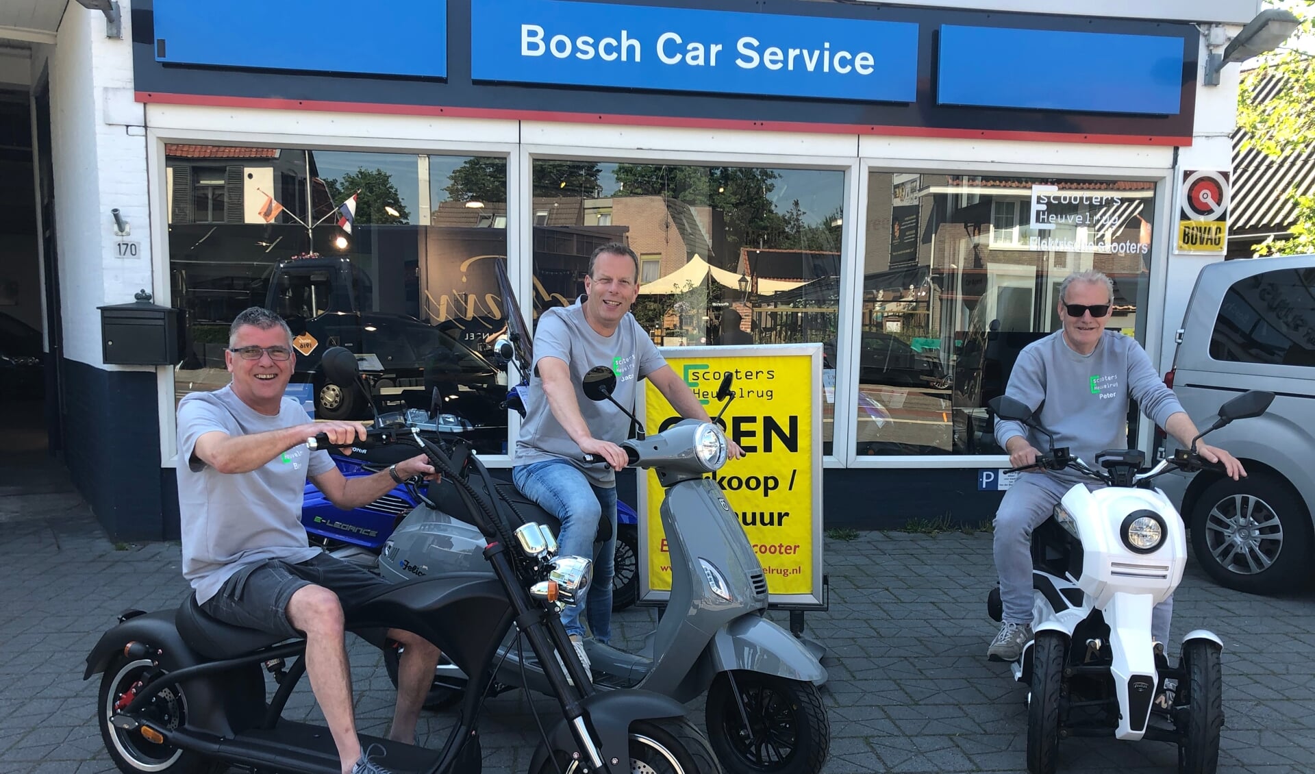 Ben Balk, Jaco Knoop en Peter van Ek (van links naar rechts) zijn reuze enthousiast over de verschillende modellen e-scooters.