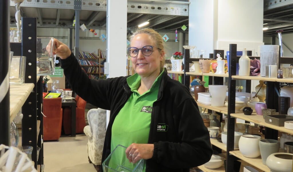 Annemarie Jongerius heeft het erg goed naar haar zin als medewerker in de kringloopwinkel van Restore.