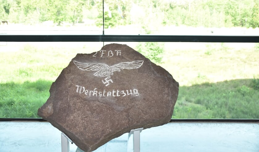 De zware steen met Duits opschrift, onderdeel van de expositie in het Nationaal Militair Museum.