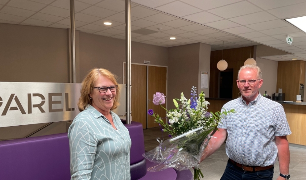 Lia ontvangt de bloemen van Bert in de ontvangsthal van De Parel
