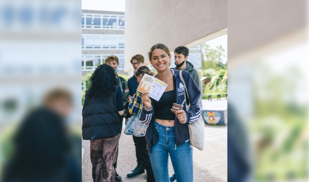 Jonge mantelzorger op het Mendelcollege krijgt een ijsje én de eerste
tegoedbon.