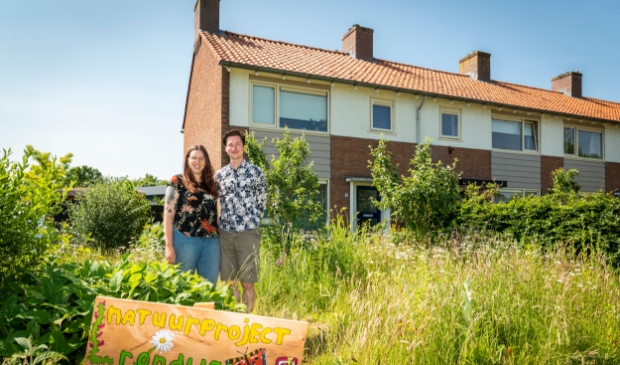 <p>Tom van Heusden en Annet van de Glind in hun biodiverse tuin langs de Rondweg in Zwartebroek.</p>
