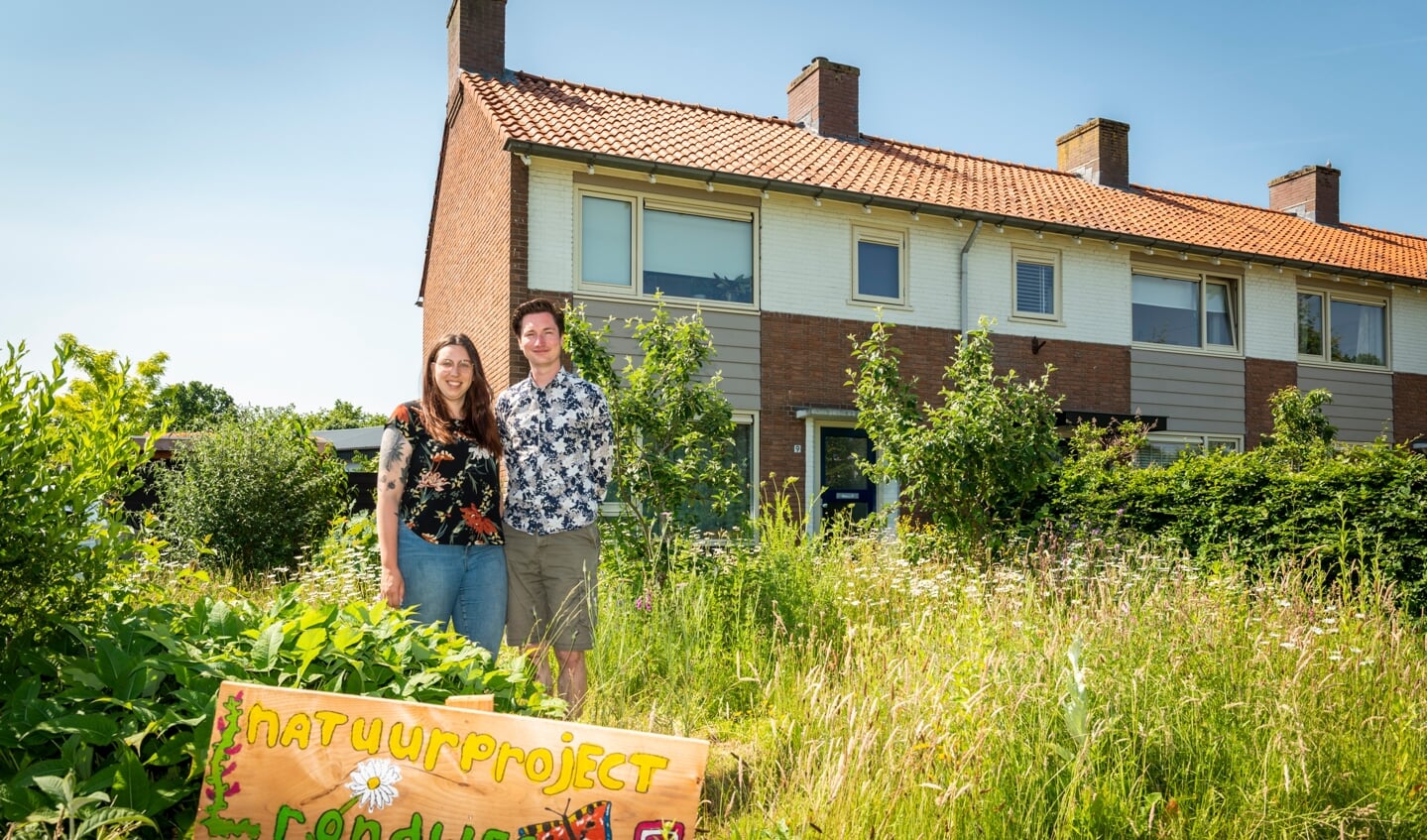 Tom van Heusden en Annet van de Glind in hun biodiverse tuin langs de Rondweg in Zwartebroek.