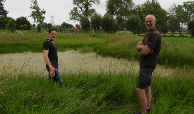 <p>Landschapsbeheerder Marnix Bout en boer Roy Harthoorn bij de oostelijke poel.</p>