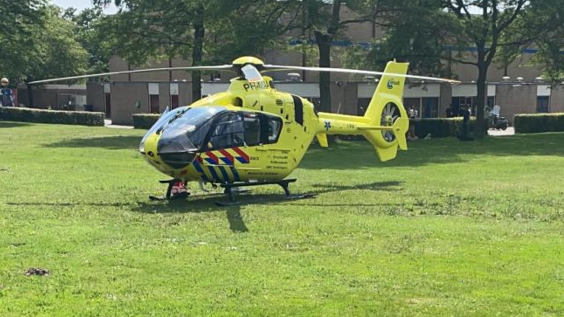 Een traumahelikopter werd ingezet na een ernstige aanrijding op de Hamseweg in Hoogland (archieffoto).
